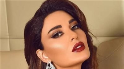 بالأسود.. سيرين عبد النور تخطف الأنظار وسط الصخور