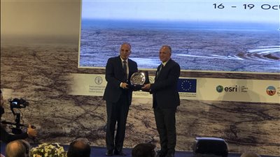 هاني سويلم يكرم وزير الري السابق بسبب فكرة 