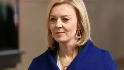 سبب استقالة رئيسة وزراء بريطانيا صاحبة أقصر مدة حكم