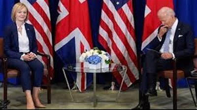 الرئيس الأمريكي يصدر بيانًا يعلق فيه على استقالة رئيسة وزراء بريطانيا