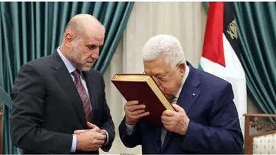 سفير دولة فلسطين يثمّن إنجاز مصحف المسجد الأقصى  وتسلّم “أبو مازن” نسخته الأولى 