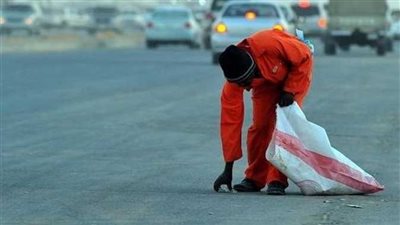 تحرك عاجل.. قصة طرد عامل نظافة من مطعم شهير