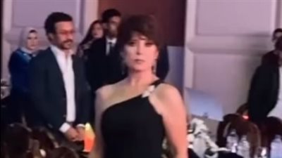  بإطلالة سوداء.. أنوشكا تبهر جمهورها في مهرجان الفضائيات العربية 