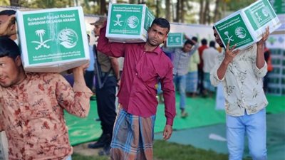 مركز سلمان للإغاثة يوزع سلال غذائية للاجئين الروهينجا في بنغلاديش 
