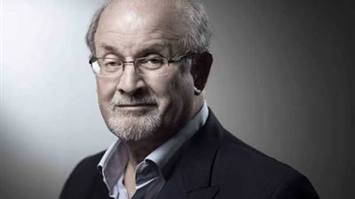 لهذا السبب.. تتدهور الحالة الصحية للكاتب البريطاني سلمان رشدي 