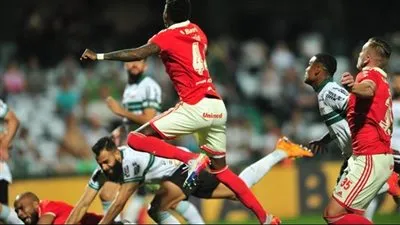 إنترناسيونال يبتعد عن المتصدر بالميراس بتعادل مثير في الدوري البرازيلي