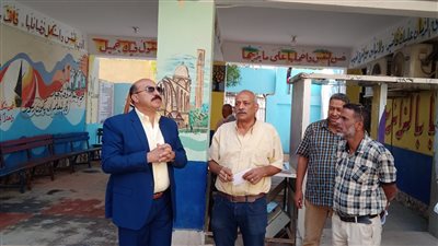 لهذا السبب.. محافظ أسوان يقرر استبعاد مدير مدرسة ويحيل وكلاءها للتحقيق