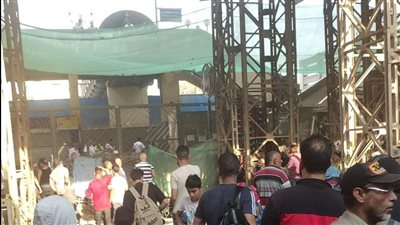 انتداب لجنة لمعاينة آثار سقوط أجزاء من إنشاءات كوبرى أمام محطة مترو فيصل