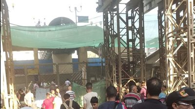 عاجل| ننشر لحظة سقوط جزء من كوبري تحت الإنشاء أمام محطة مترو فيصل (فيديو)