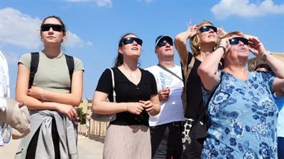 السائحون بمعابد الكرنك يشهدون ظاهرة الكسوف الجزئي للشمس