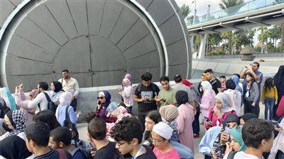 إقبال عدد كبير من السكندريين لمشاهدة تجربة الكسوف الجزئي للشمس بالتلسكوب (صور)