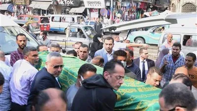 تامر عبدالمنعم يحمل نعش فريد الديب بمسجد السيدة زينب