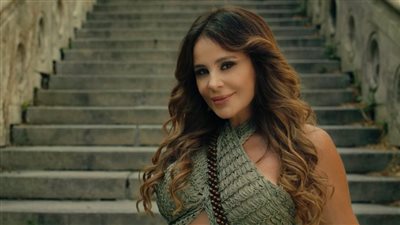 كارول سماحة تروج لكليبها الجديد 'مغرومة يمين'