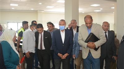 محافظ القليوبية يتفقد أعمال فرش أثاث مجمع الخدمات المتكامل بشبين القناطر