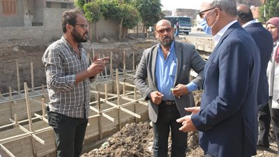 محافظ القليوبية يتفقد أعمال تغطية محور الباسوسية ورصف طريق الحادثة أبو الغيط بالقناطر