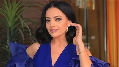 شياكة وكاريزما.. هبة عبد الغني تشعل السوشيال ميديا بالأزرق في أحدث جلسة تصوير