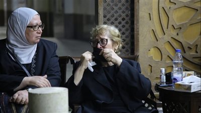 بالصور …بكاء وحزن زوجة علم الدين آثناء مراسم العزاء بالمهندسين