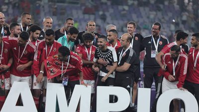 مؤمن زكريا يُزيّن منصة تتويج الأهلي بلقب السوبر