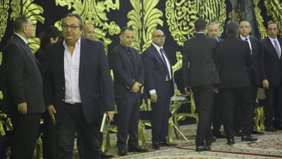 هاني مهنا يؤدي واجب العزاء في المحامي فريد الديب بعمر مكرم (فيديو)