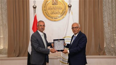 وزير التعليم يبحث مع رئيس مجلس إدارة مصنع الطائرات المشروعات المشتركة لتطوير التعليم قبل الجامعي