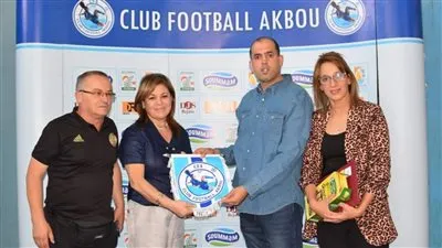 تكريم سحر الهواري في البطولة الدولية للكرة النسائية في الجزائر