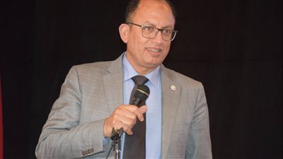 رئيس جامعة حلوان يجتمع مع فريق وحدة التخطيط الاستراتيجي