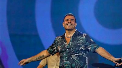 في مدينة دبي.. عمرو دياب يحمس الجمهور لـ أقوى حفلاته