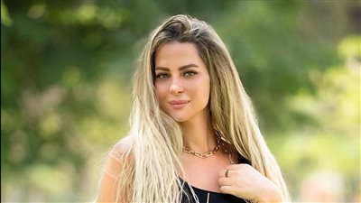 ريم مصطفى تحتفل برأس السنة على خشبة المسرح بحضور والدتها وأبنائها وأخوتها