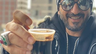 أحمد حلمى يستقبل شهر نوفمبر بطريقة ساخرة (صورة)