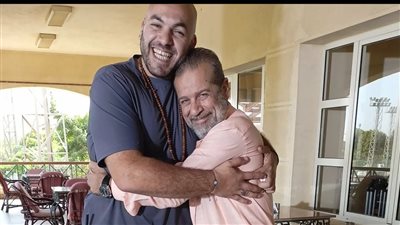 عمر طلعت زكريا يشارك جمهوره بصور مع شريف منير من كواليس مسلسل 