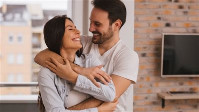 استشاري علاقات أسرية: 35% من الرجال يريدون الزوجة مماثلة للأم (فيديو)