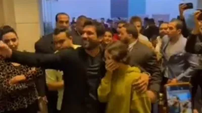 قبلة وحضن.. موقف لطيف من حسن الرداد مع طفلة في عرض خاص فيلمه 