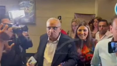 عاجل.. الجمهور يلتف حول مي عمر أثناء احتفالها بعرض 