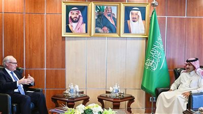 سفير السعودية في اليمن يجتمع بالمبعوث الأمريكي 