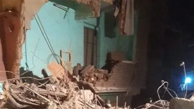 ميل وانهيار أجزاء من عقار بكوم الدكة في الإسكندرية (تفاصيل)
