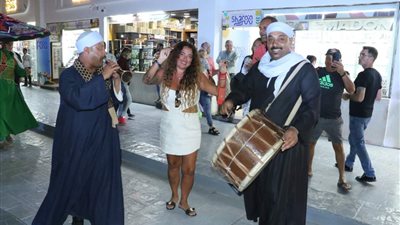 تفاعل السائحين مع فرق قصور الثقافة والتنورة التراثية في ممشى خليج نعمة