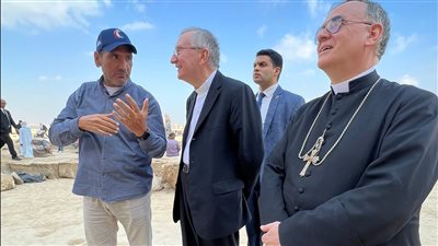 رئيس وزراء الفاتيكان يزور منطقة أهرامات الجيزة