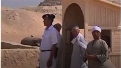 سائحة تشعل الجدل وتتجرد من ملابسها أمام أبو الهول! (فيديو)