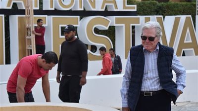 حسين فهمي يتفقد اللمسات النهائية لتحضيرات افتتاح مهرجان القاهرة السينمائي