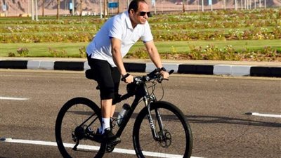 عاجل.. السيسي يقوم بجولة بالدراجة في مدينة شرم الشيخ