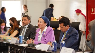 ياسمين فؤاد تشارك وزير الشباب في جلسة حوار الأجيال 