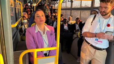 وزيرة البيئة تتجول بالأتوبيس الكهربائي الصديق للبيئة بين المنطقتين الزرقاء والخضراء 