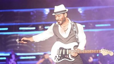 تامر حسني ينشر صورا له من حفله بسلطنة عمان 