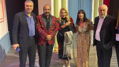 عمرو الليثي ونادية الجندي مع أبطال مسرحية 
