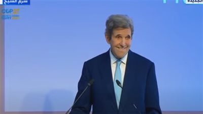 عاجل.. موقف طريف لـ جون كيري مع إحدى المراسلات الصحفيات