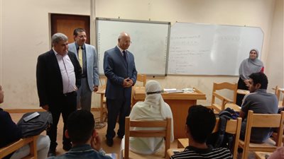 صور.. رئيس جامعة بنها يواصل جولاته ويتفقد 5 كليات لمتابعة سير العملية التعليمية