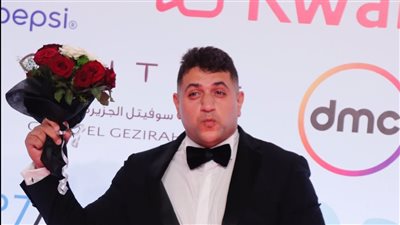 ببوكيه ورد..أحمد رأفت يمزح مع الصحفيين بمهرجان القاهرة السينمائي 