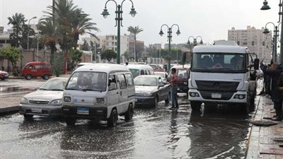 30 سيارة لرفع المياه بعد سقوط أمطار بالعجمي في الإسكندرية 