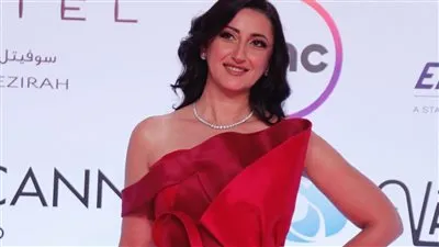بالأحمر.. السوبرانو أميرة سليم تتألق في أحدث ظهور لها من مهرجان القاهرة السينمائي 
