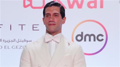  بإطلالة من الطراز القديم.. أحمد مجدي يثير الجدل من مهرجان القاهرة السينمائي